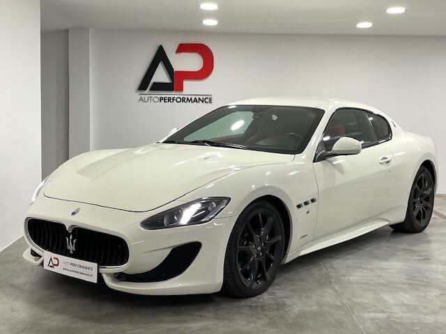 Maserati blanco en concesionario autoperformance de coches de segunda mano