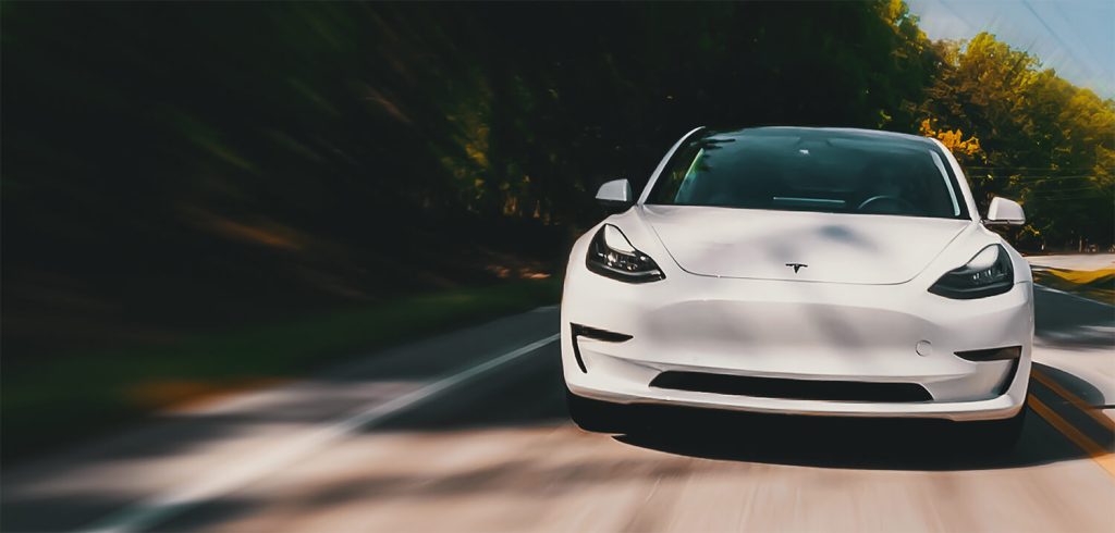 Tesla blanco por la carretera disponible financiación entrega y garantia